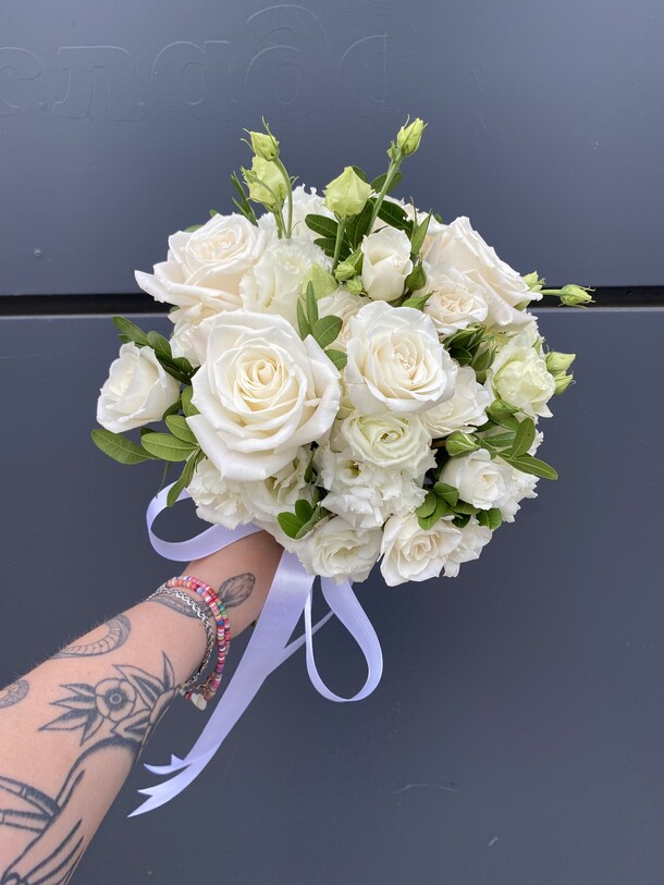 Белый букет невесты, артикул F1298012 - 7150 рублей, доставка по городу. Flawery - доставка цветов