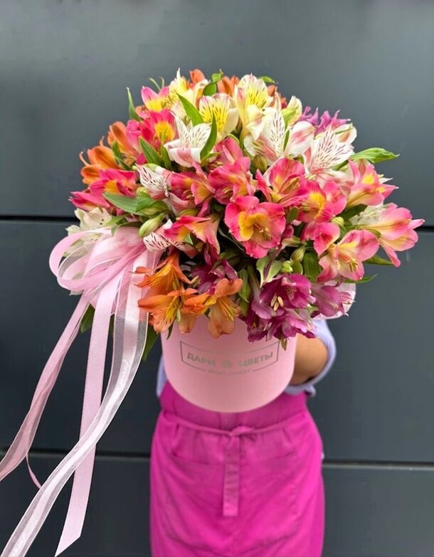 Коробочка с альстромерией, артикул F1303404 - 7590 рублей, доставка по городу. Flawery - доставка цветов