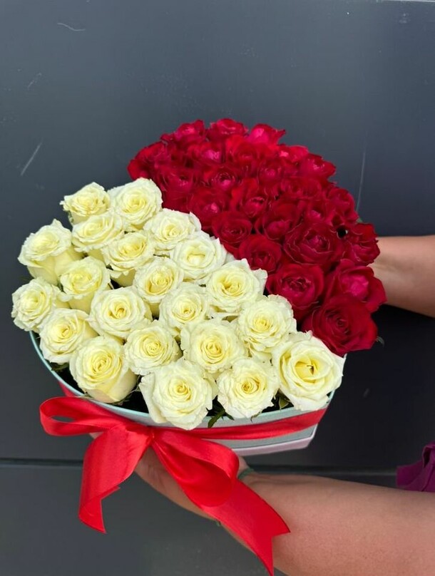 Коробка-сердечко с розами, артикул F1305355 - 24200 рублей, доставка по городу. Flawery - доставка цветов