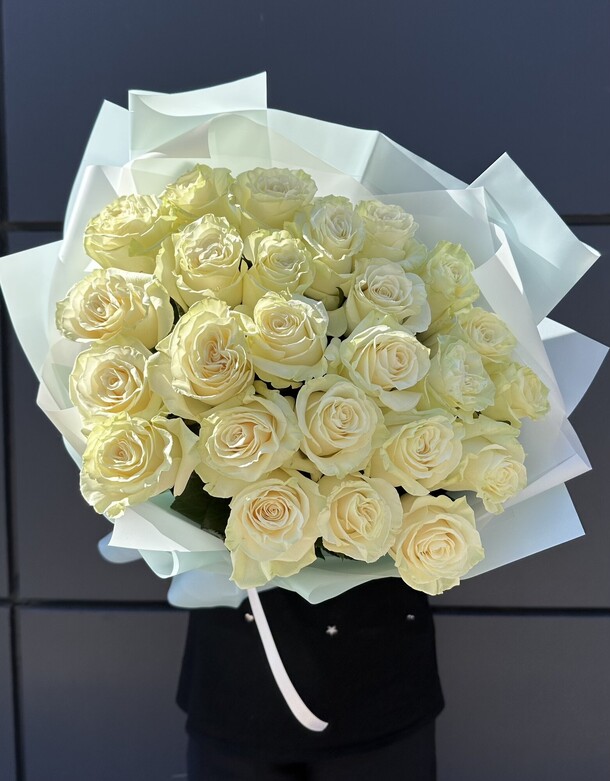 Букет из 25 белых роз эквадор, артикул F1306293 - 13200 рублей, доставка по городу. Flawery - доставка цветов