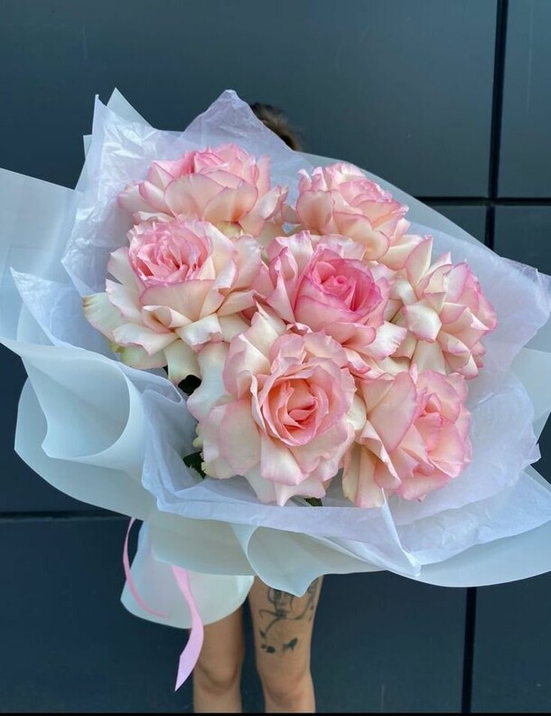 Букет из 7 французских роз, артикул F1306295 - 4400 рублей, доставка по городу. Flawery - доставка цветов