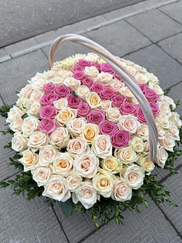 Цифры из роз в корзине, артикул F1308377 - 44000 рублей, доставка по городу. Flawery - доставка цветов