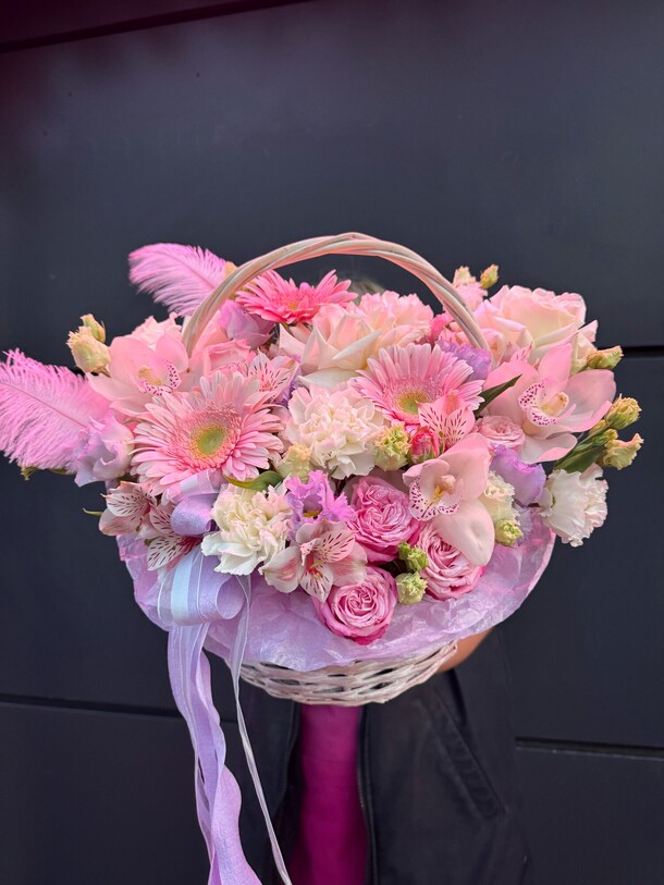 Корзина с герберами, розами, орхидеями, диантусами, артикул F1312608 - 13200 рублей, доставка по городу. Flawery - доставка цветов
