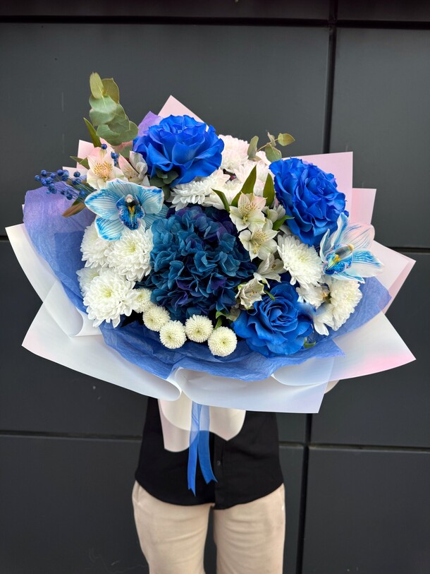 Букет с синими розами и гортензией, артикул F1314286 - 8690 рублей, доставка по городу. Flawery - доставка цветов