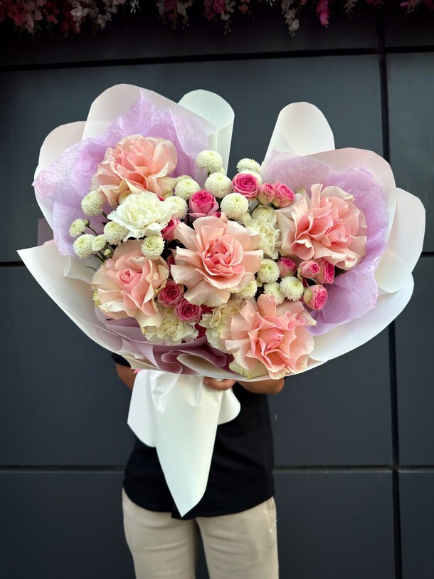 Букет-сердечко с французскими розами, артикул F1314422 - 8250 рублей, доставка по городу. Flawery - доставка цветов