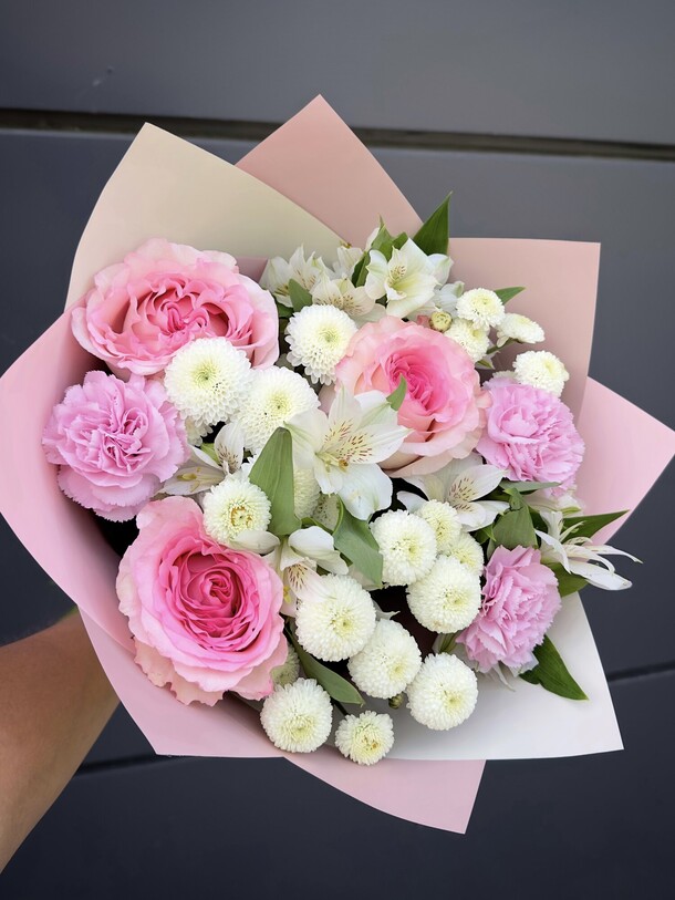 Букет с розами и хризантемой, артикул F1314886 - 6160 рублей, доставка по городу. Flawery - доставка цветов