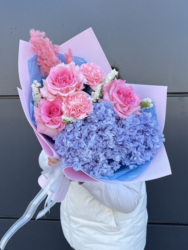 Букет с гортензией, розами и диантусами, артикул F1332933 - 6270 рублей, доставка по городу. Flawery - доставка цветов