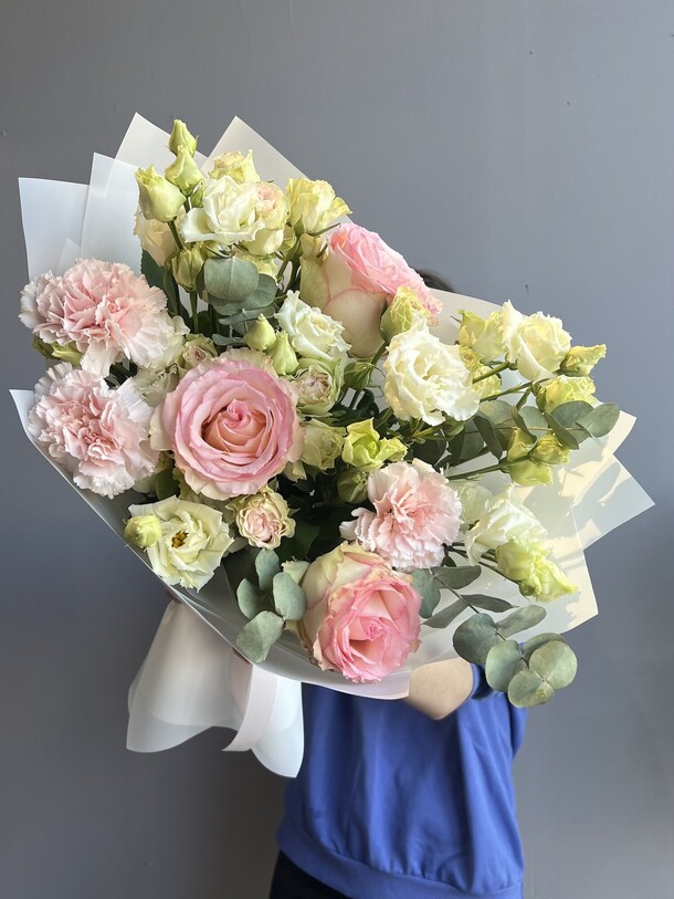 Букет с розами, эустомой и диантусами, артикул F1332934 - 5720 рублей, доставка по городу. Flawery - доставка цветов