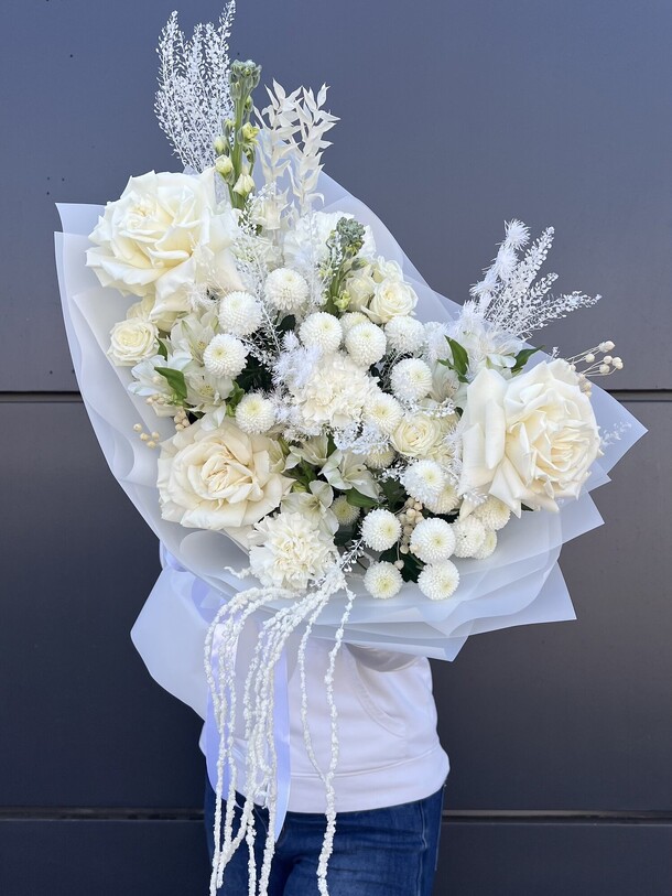 Белый букет с розами и хризантемами, артикул F1332936 - 13200 рублей, доставка по городу. Flawery - доставка цветов
