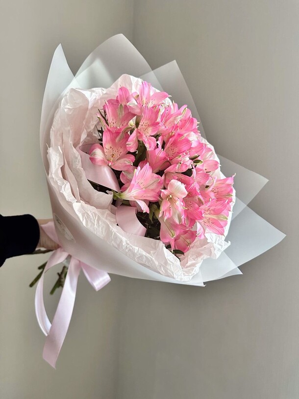 Букет из альстромерии, артикул F1333130 - 2420 рублей, доставка по городу. Flawery - доставка цветов