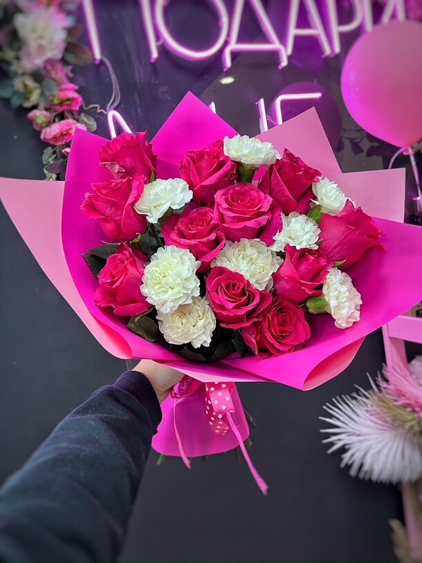 Букет с розами и диантусами, артикул F1333714 - 6710 рублей, доставка по городу. Flawery - доставка цветов