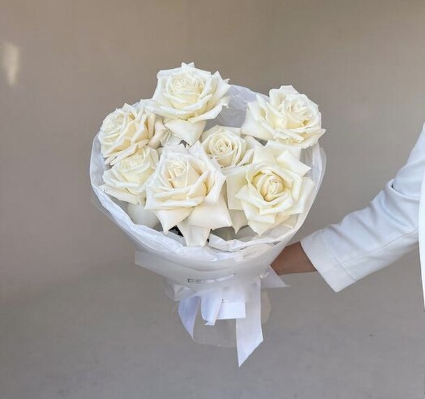 7 французских белых роз, артикул F1334959 - 5390 рублей, доставка по городу. Flawery - доставка цветов