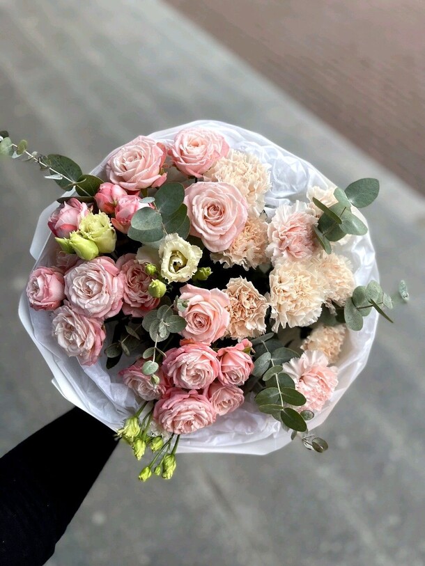 Букет с кустовыми розочками, артикул F1335335 - 7700 рублей, доставка по городу. Flawery - доставка цветов