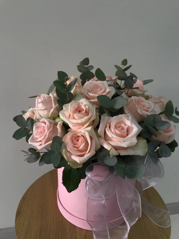 Коробочка с розами и эвкалиптами, артикул F1335357 - 8250 рублей, доставка по городу. Flawery - доставка цветов