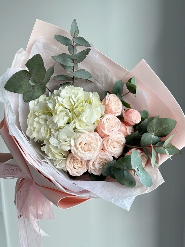 Букет с гортензией и кустовыми розами, артикул F1335365 - 5280 рублей, доставка по городу. Flawery - доставка цветов