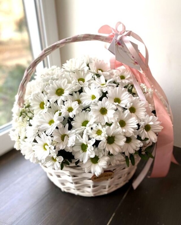Корзина с ромашковыми хризантемами, артикул F1335366 - 8580 рублей, доставка по городу. Flawery - доставка цветов