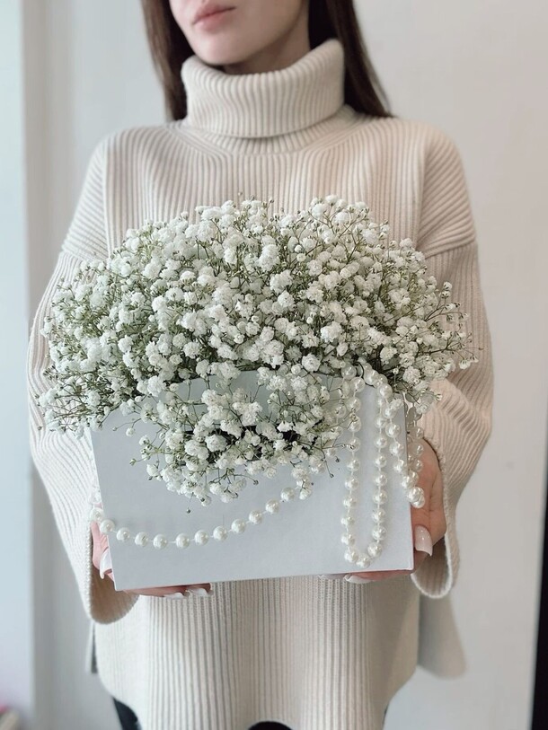 Коробочка с гипсофилой, артикул F1335382 - 6600 рублей, доставка по городу. Flawery - доставка цветов