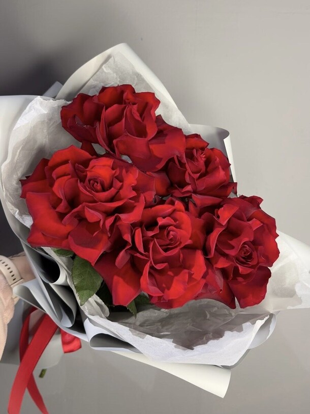 5 красных французских роз, артикул F1339999 - 3520 рублей, доставка по городу. Flawery - доставка цветов