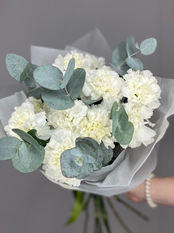 Букет из белых гвоздик, артикул F1341050 - 3850 рублей, доставка по городу. Flawery - доставка цветов