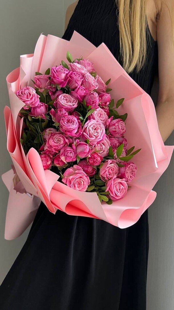 Букет из розовых кустовых роз, артикул F1347153 - 7370 рублей, доставка по городу. Flawery - доставка цветов