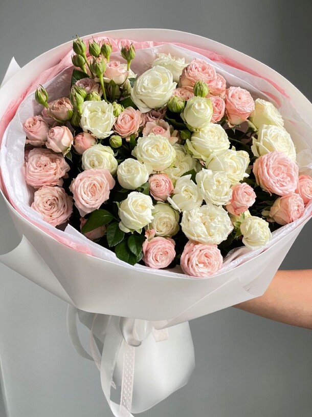 Букет микс из кустовых роз, артикул F1347154 - 7370 рублей, доставка по городу. Flawery - доставка цветов