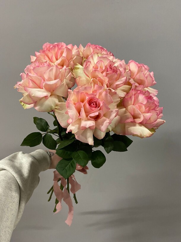 Монобукет из 7 французских роз, артикул F1367305 - 3960 рублей, доставка по городу. Flawery - доставка цветов