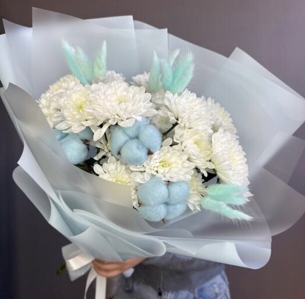 Голубой букет с хризантемами и хлопком, артикул F1377779 - 3630 рублей, доставка по городу. Flawery - доставка цветов