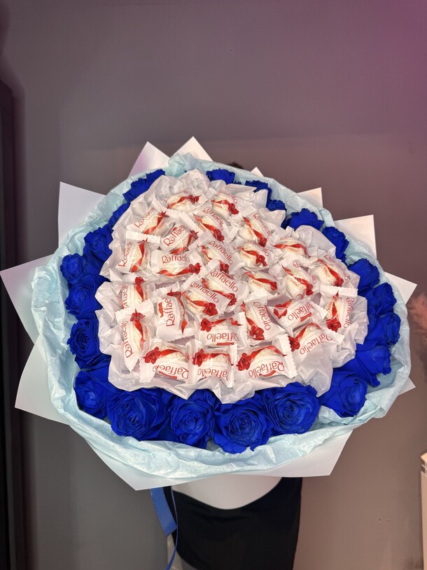 Букет-сердце с синими розами и рафаэлло, артикул F1381794 - 19250 рублей, доставка по городу. Flawery - доставка цветов