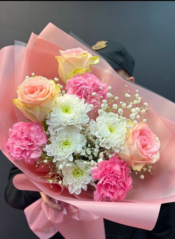 Букет-комплимент с хризантемами, артикул F1384840 - 3740 рублей, доставка по городу. Flawery - доставка цветов