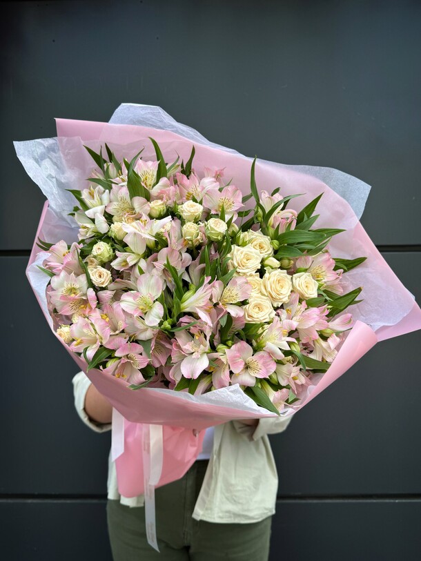 Монобукет из альстромерии и кустовых роз, артикул F1384848 - 6380 рублей, доставка по городу. Flawery - доставка цветов