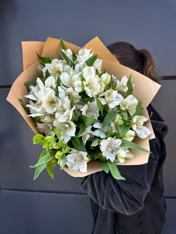 Монобукет из альстромерии, артикул F1385254 - 4730 рублей, доставка по городу. Flawery - доставка цветов