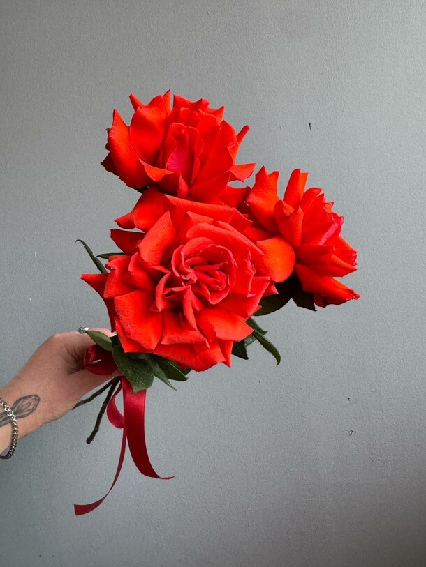 Три французские розы, артикул F1395614 - 2090 рублей, доставка по городу. Flawery - доставка цветов