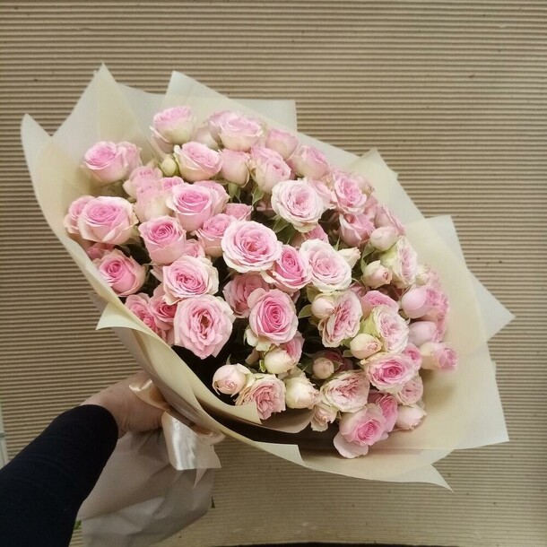 Букет кустовых розовых роз, артикул F1347643 - 10245 рублей, доставка по городу. Flawery - доставка цветов