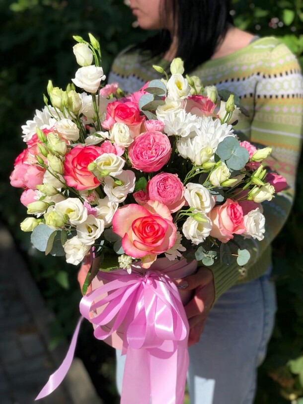 Коробка роз и эустом горсия, артикул F1287008 - 16323 рублей, доставка по городу. Flawery - доставка цветов