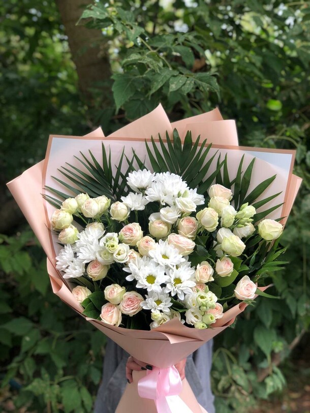 Букет из роз и эустом мечтаю о тебе!, артикул F1287010 - 10696 рублей, доставка по городу. Flawery - доставка цветов