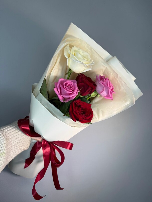 Букет из 5 роз микс, артикул F1287011 - 1870 рублей, доставка по городу. Flawery - доставка цветов