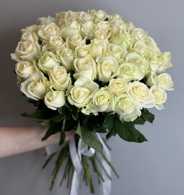 Букет из белых роз, артикул F1300820 - 15120 рублей, доставка по городу. Flawery - доставка цветов