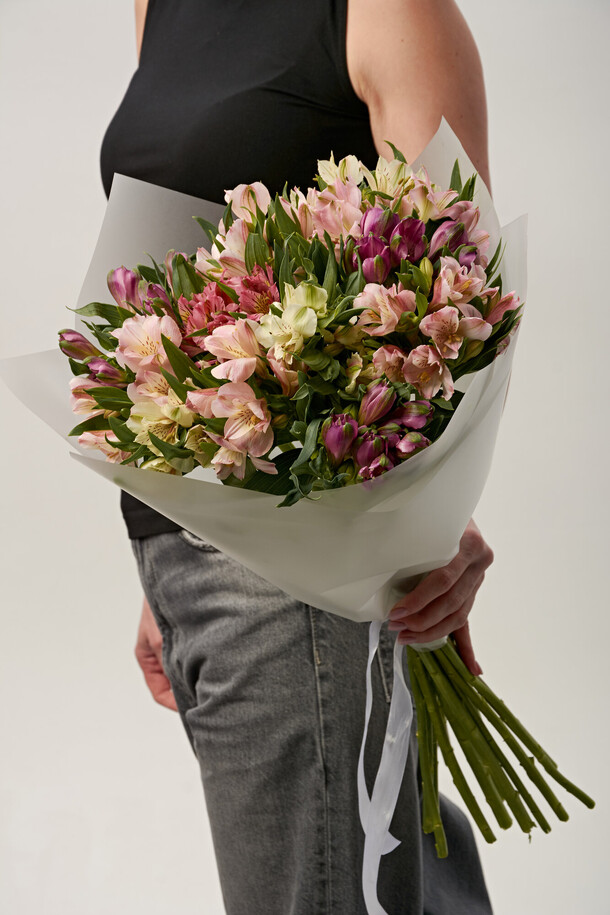 Альстромерии 15 штук, артикул F1404852 - 4900 рублей, доставка по городу. Flawery - доставка цветов