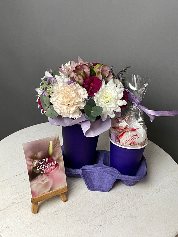 Сет стаканчиков: цветы и конфеты, артикул F1406785 - 2300 рублей, доставка по городу. Flawery - доставка цветов