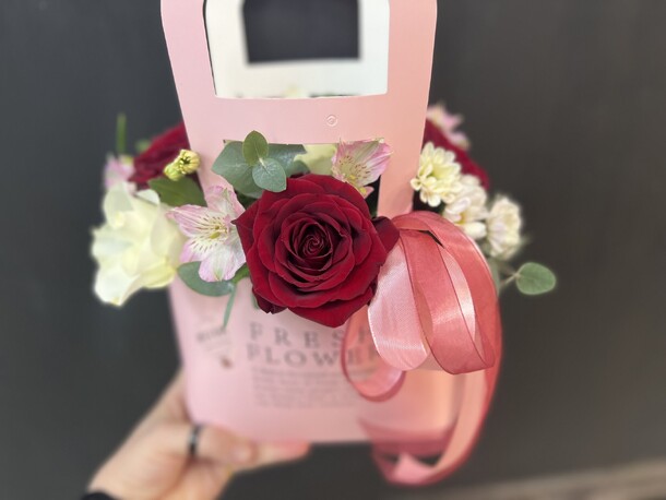 Сумочка с цветами ‘чувства’, артикул F1253718 - 4134 рублей, доставка по городу. Flawery - доставка цветов