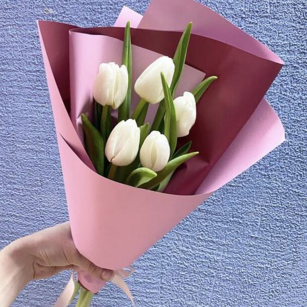 Букет комплимент из тюльпанов, артикул F1259745 - 1900 рублей, доставка по городу. Flawery - доставка цветов