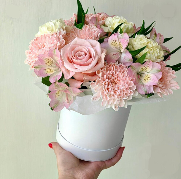 Нежная композиция в мини шляпке, артикул F1297237 - 4132 рублей, доставка по городу. Flawery - доставка цветов