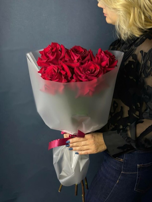 Монобукет из красных роз, артикул F1394448 - 3890 рублей, доставка по городу. Flawery - доставка цветов