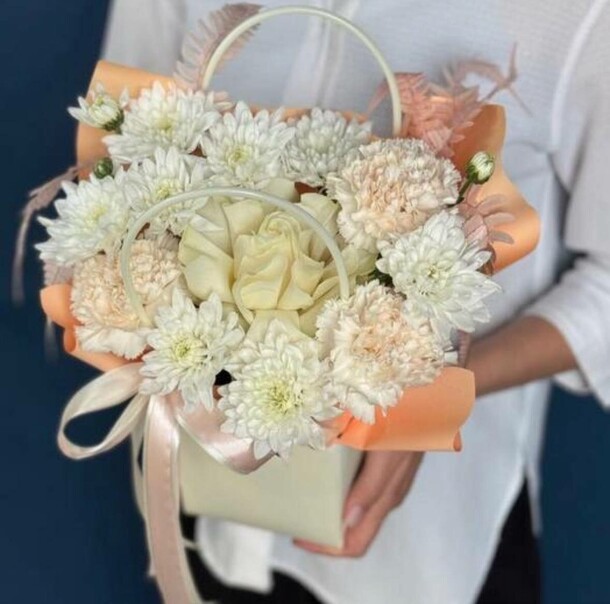 Сумочка с французской розой "ванильное небо", артикул F1394628 - 3690 рублей, доставка по городу. Flawery - доставка цветов