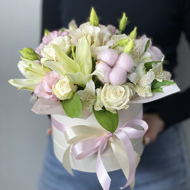 Композиция «объятие», артикул F1164447 - 5100 рублей, доставка по городу. Flawery - доставка цветов