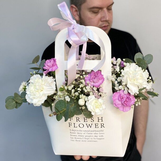 Цветочная сумочка, артикул F1196233 - 3600 рублей, доставка по городу. Flawery - доставка цветов