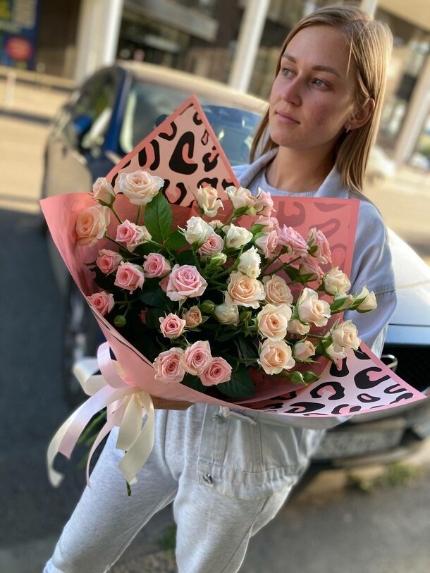 Кустовые розы в оформлении, артикул F1211965 - 4550 рублей, доставка по городу. Flawery - доставка цветов