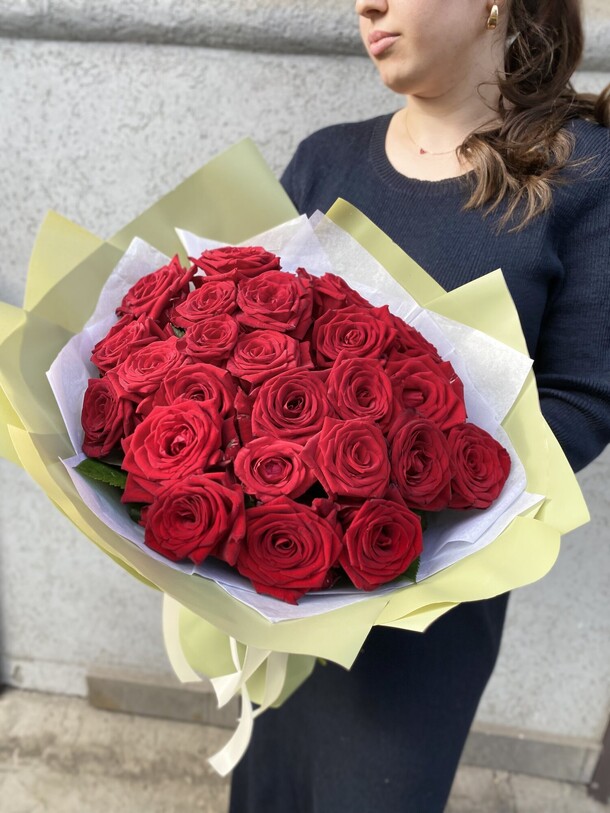 25 красных роз в оформлении, артикул F1212800 - 10000 рублей, доставка по городу. Flawery - доставка цветов
