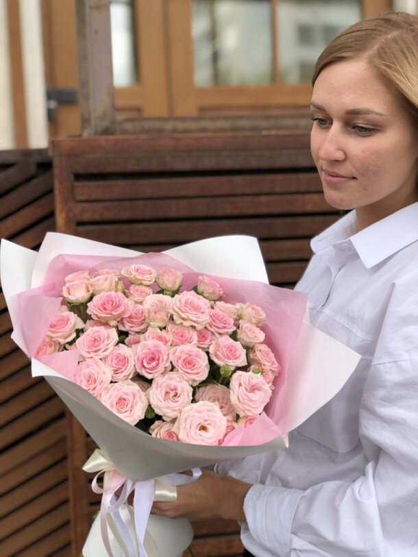 15 роз кустовых в оформлении, артикул F1212801 - 9200 рублей, доставка по городу. Flawery - доставка цветов