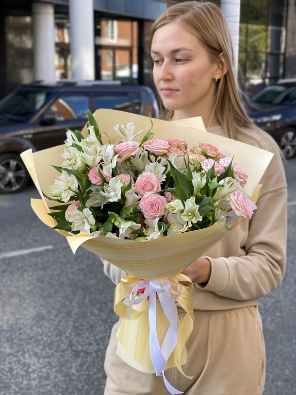 Букет кустовых роз и альстромерии "муза", артикул F1216796 - 5750 рублей, доставка по городу. Flawery - доставка цветов